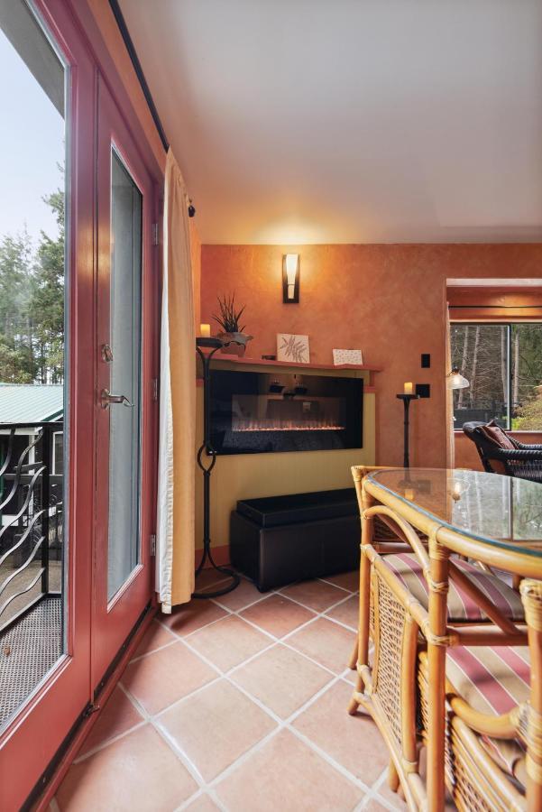 Salt Spring Carriage House B&B Ganges Exteriör bild
